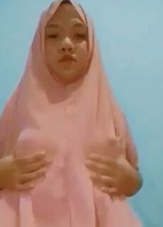 Indonesian Pink HIjab Showing Nude in Cam