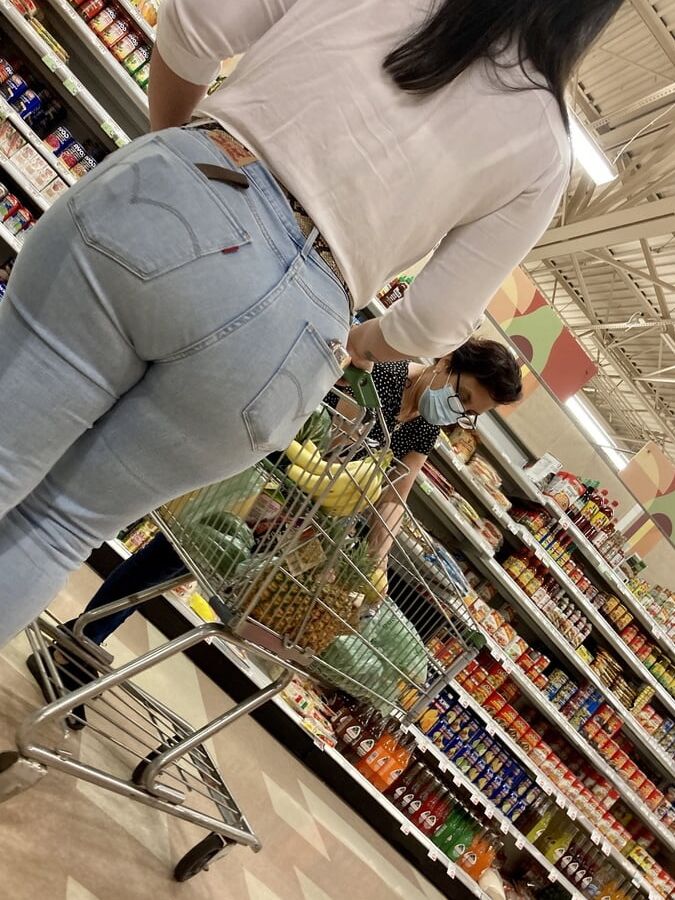 BIG JUICY LATINA ASS !!