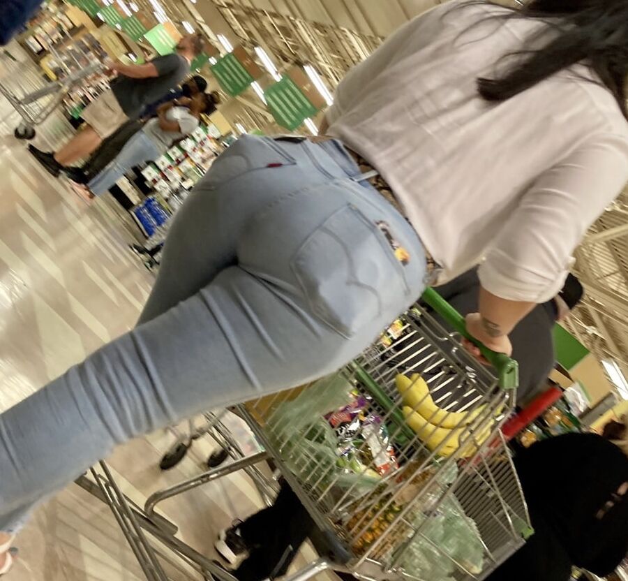 BIG JUICY LATINA ASS !!