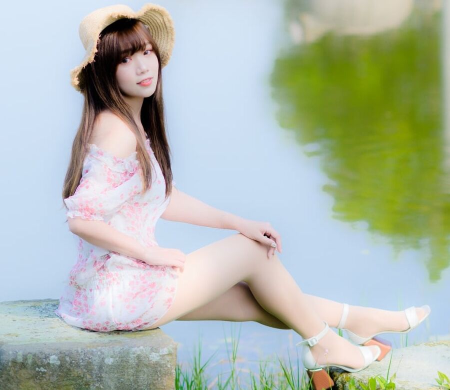 Chinese Trophy Wife in Pantyhose