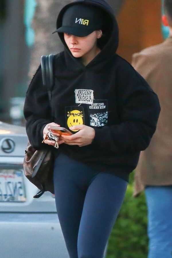Chloe Moretz yoga pants