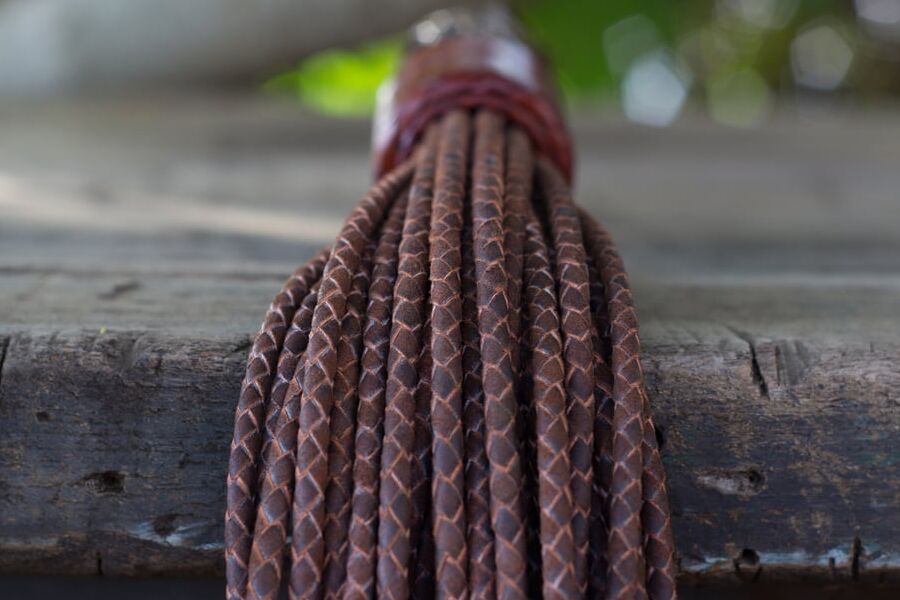 The Curve. Loop flogger