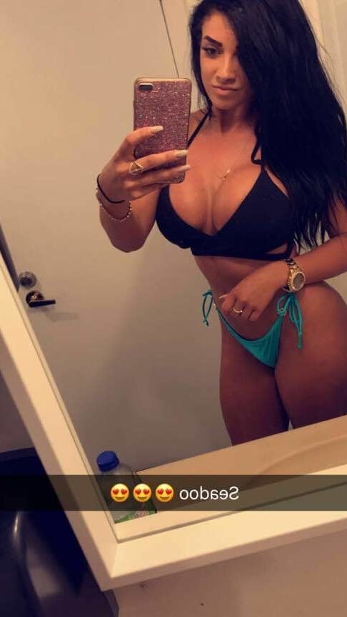 Brunette Bimbo Quebecoise