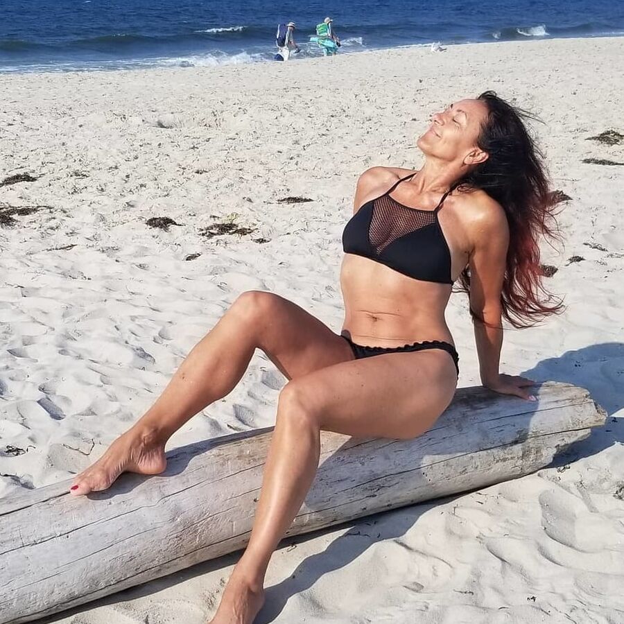 Hot yo GILF with sexy body