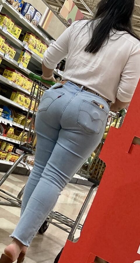BIG JUICY LATINA ASS !!