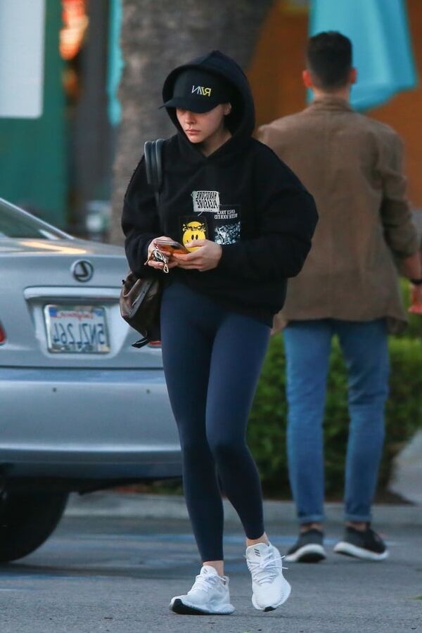Chloe Moretz yoga pants