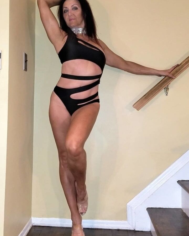 Hot yo GILF with sexy body