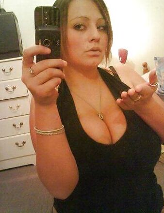 brune petit seins