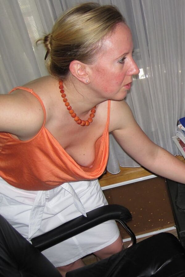 Downblouse &amp; Nipple Peeks