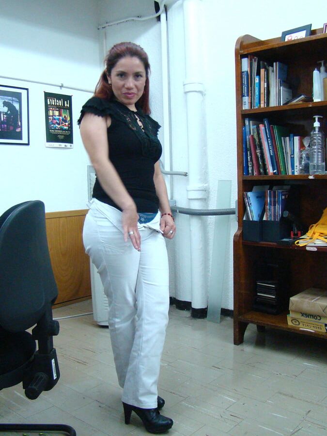 Secretaria Rosi mostrando las nalgas en la oficina