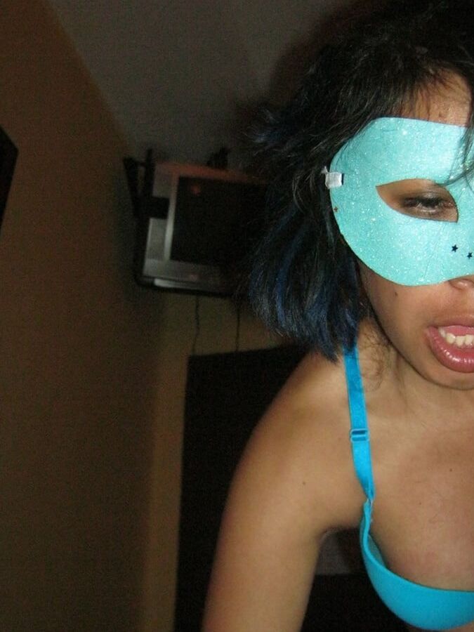 Arely flaquita morena rica con antifaz