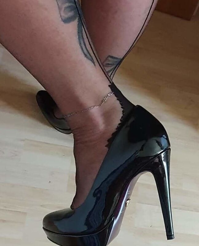 les hautes talons de cette salope