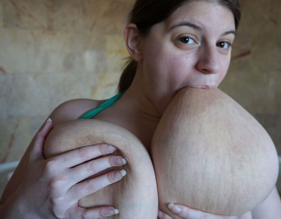 サラは自分の乳首を吸うのが大好き