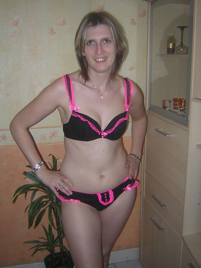 French amateur in sexy pose