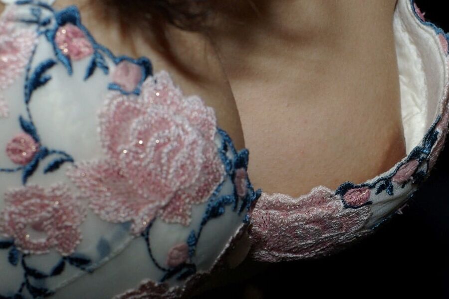 Downblouse &amp; Nipple Peeks