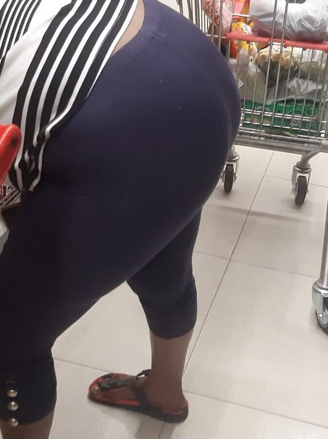 Sri Lankan girl ass capture at food city