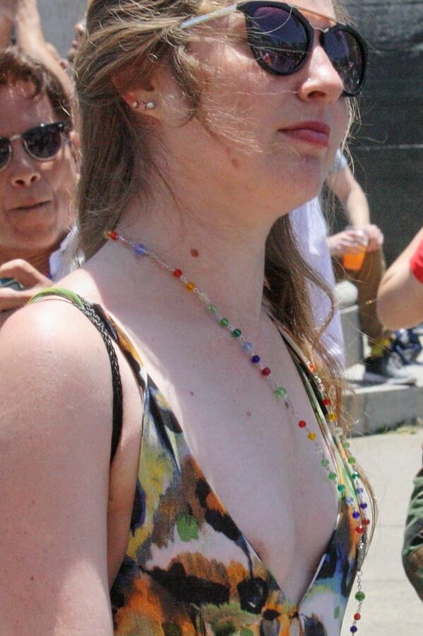 Downblouse &amp; Nipple Peeks