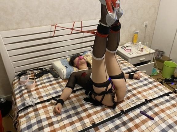 Slut wife pussy show