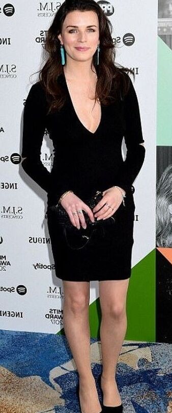 Aisling Bea - Irish Stand up Comic in Pantyhose