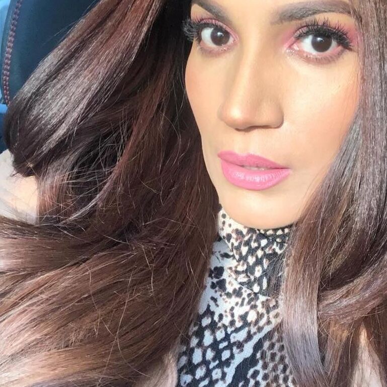 DIVINA, HERMOSA, PRECIOSA, BUENISIMA