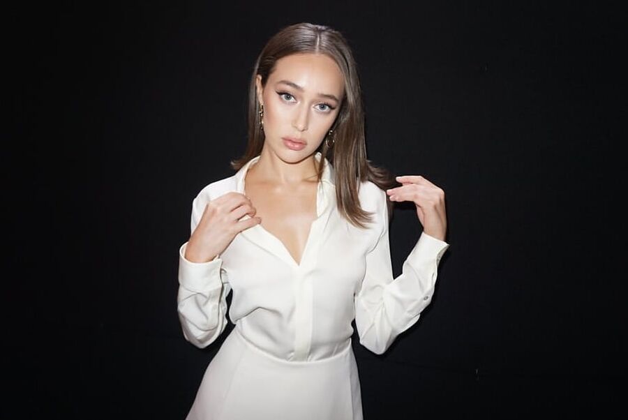 Sexy Alycia Debnam-Carey