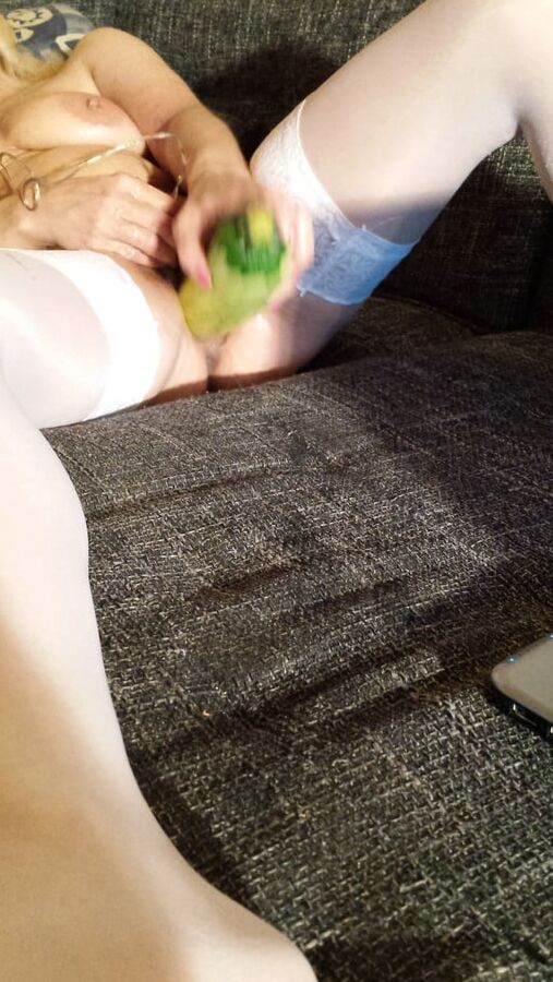 MILF Susi! Skinny, verbrauchte Oma teigt Fotze Arsch Titten