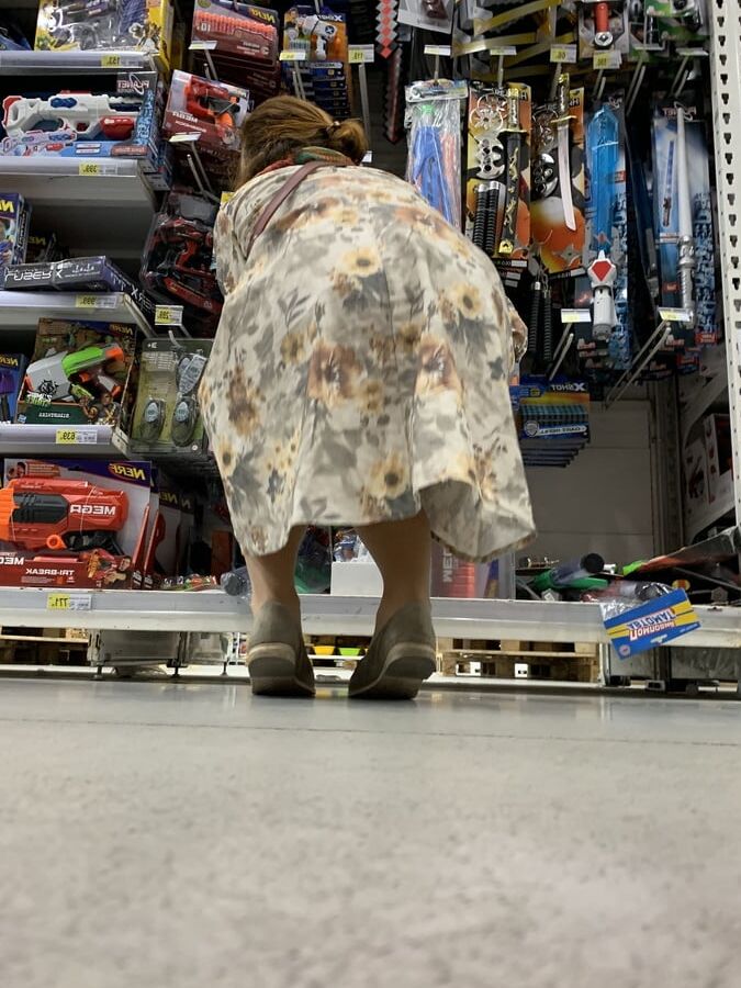Upskirt in bookmall