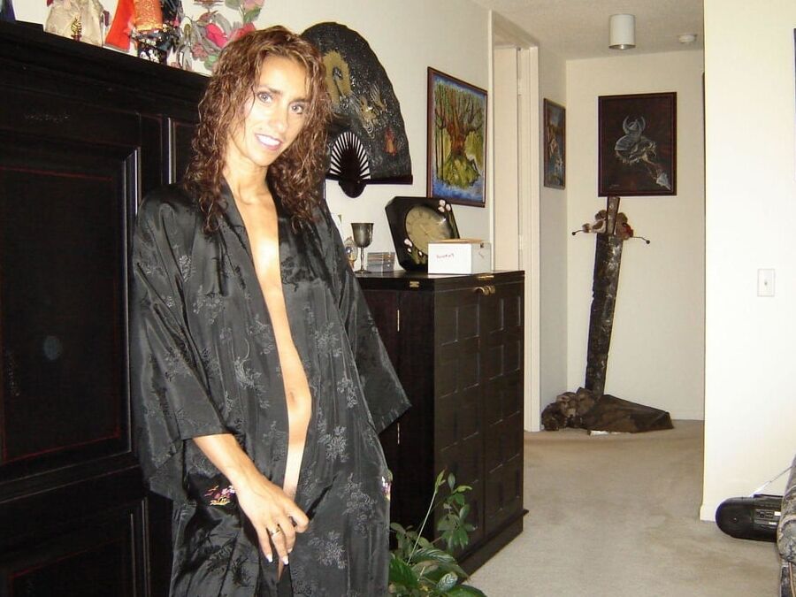Skinny MILF posing