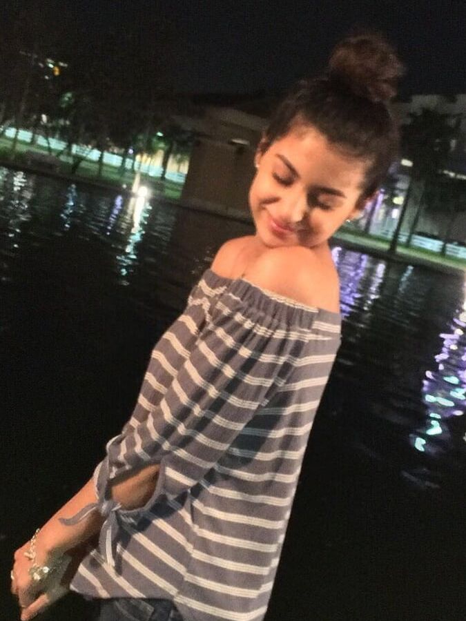Young Slim Girl Making Her Nude Pics