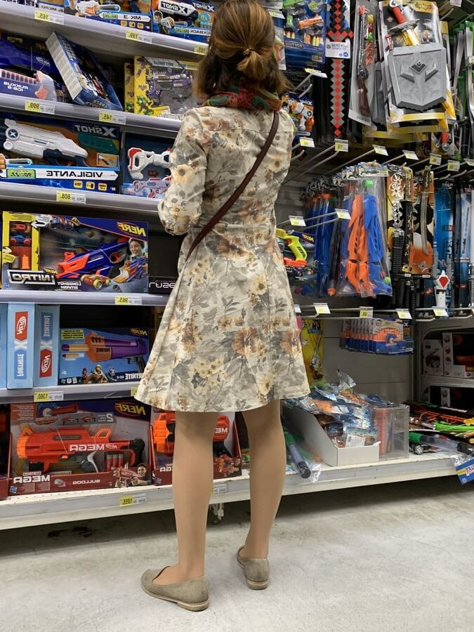 Upskirt in bookmall