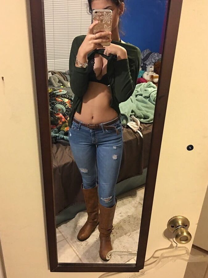 Young Slim Girl Making Her Nude Pics