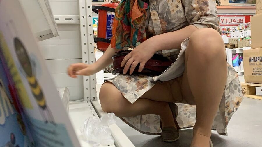 Upskirt in bookmall
