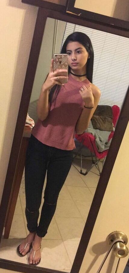 Young Slim Girl Making Her Nude Pics