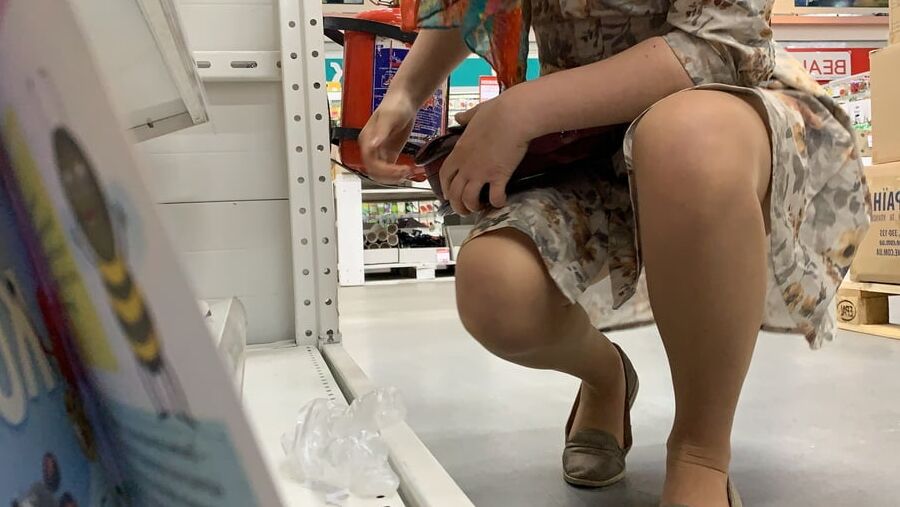 Upskirt in bookmall