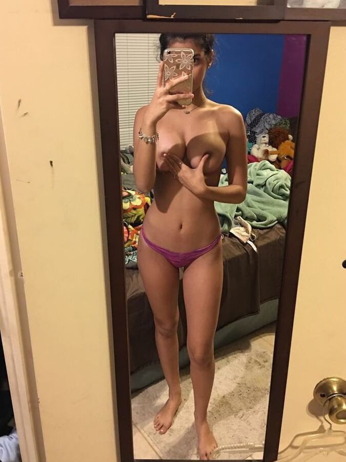 Young Slim Girl Making Her Nude Pics
