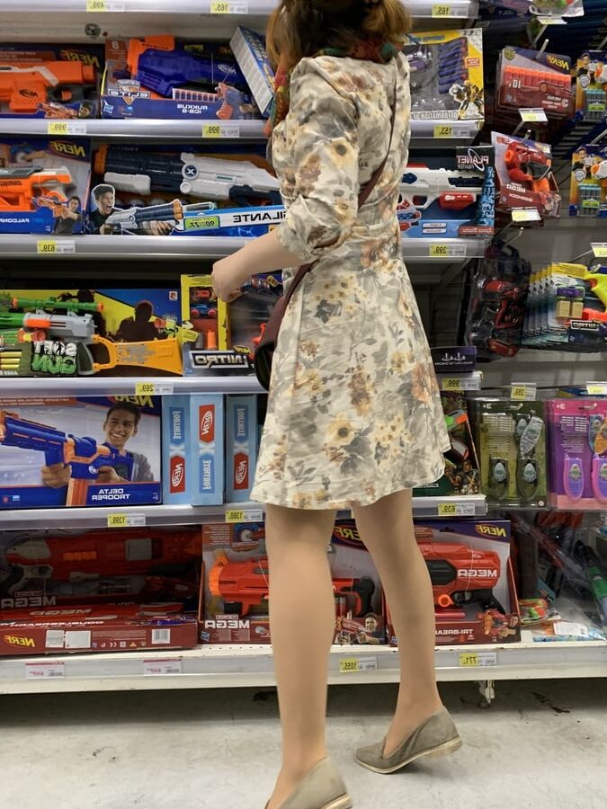 Upskirt in bookmall