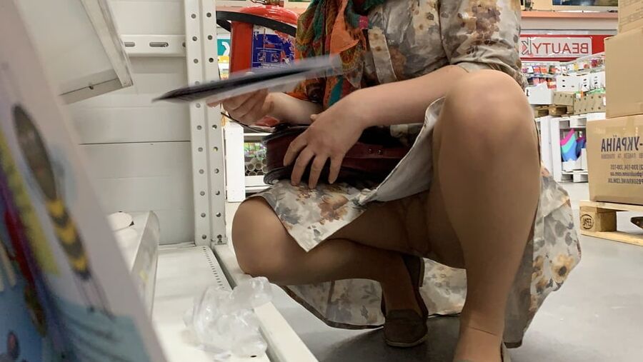 Upskirt in bookmall