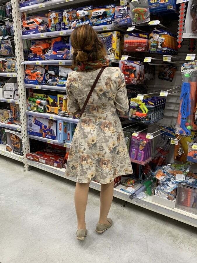 Upskirt in bookmall