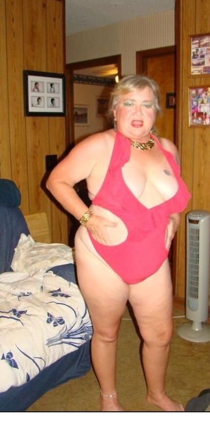 Hoodyman SSBBW . Debbie fat pig .