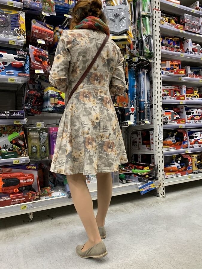 Upskirt in bookmall