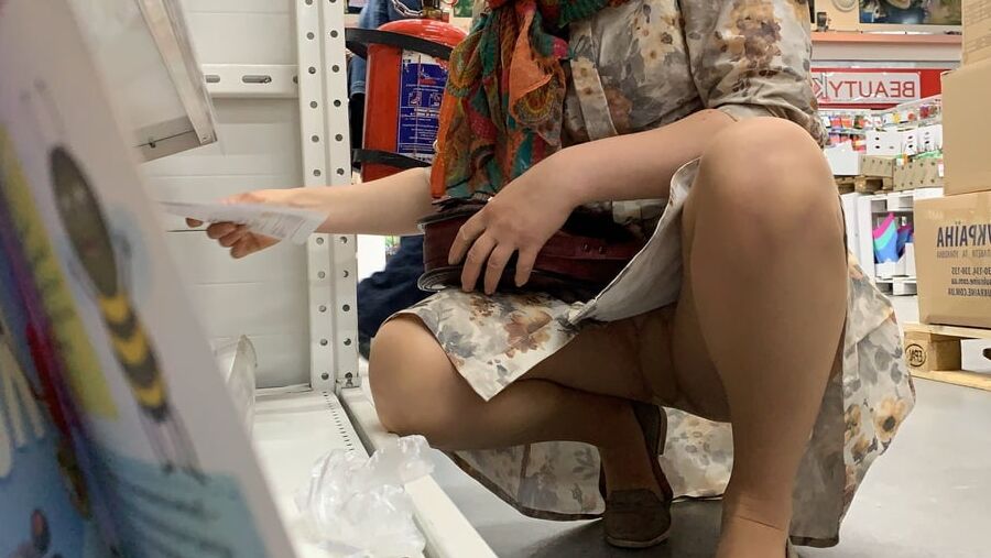 Upskirt in bookmall