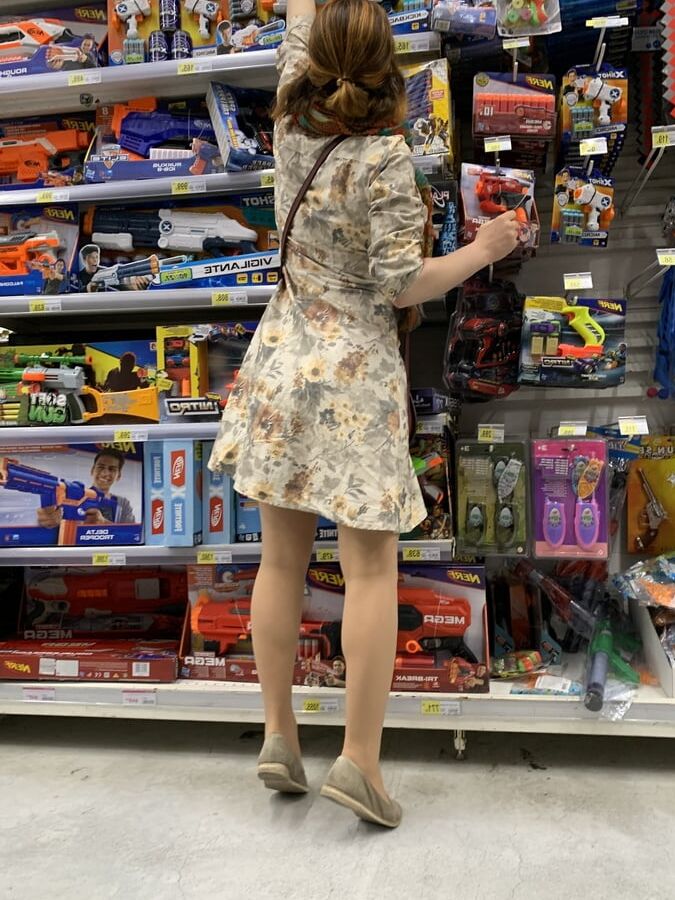 Upskirt in bookmall