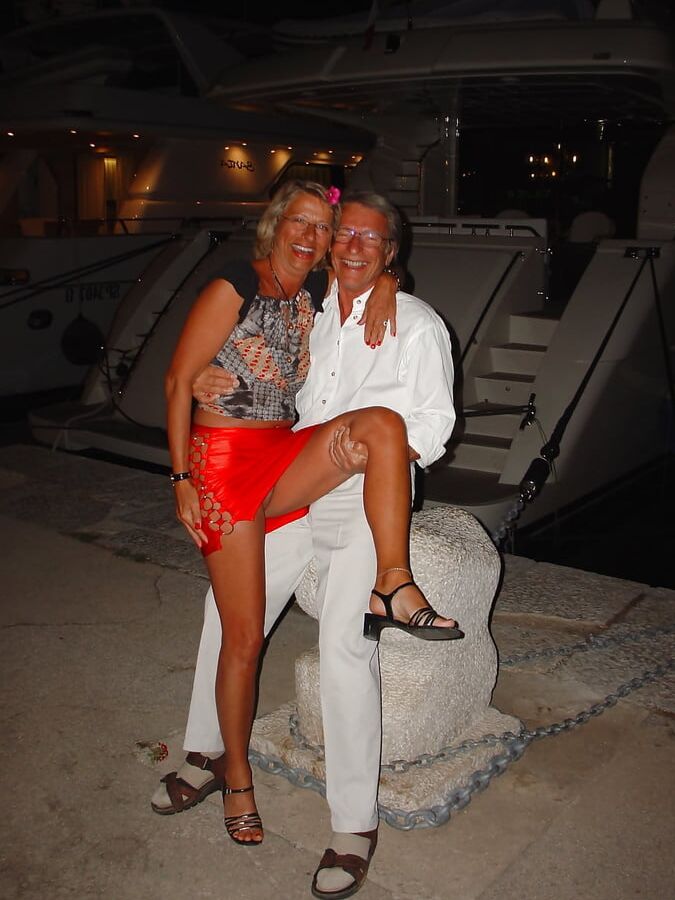 Women Need Exposure - Mature Swinger