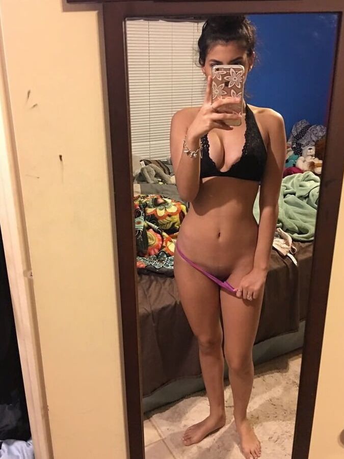 Young Slim Girl Making Her Nude Pics