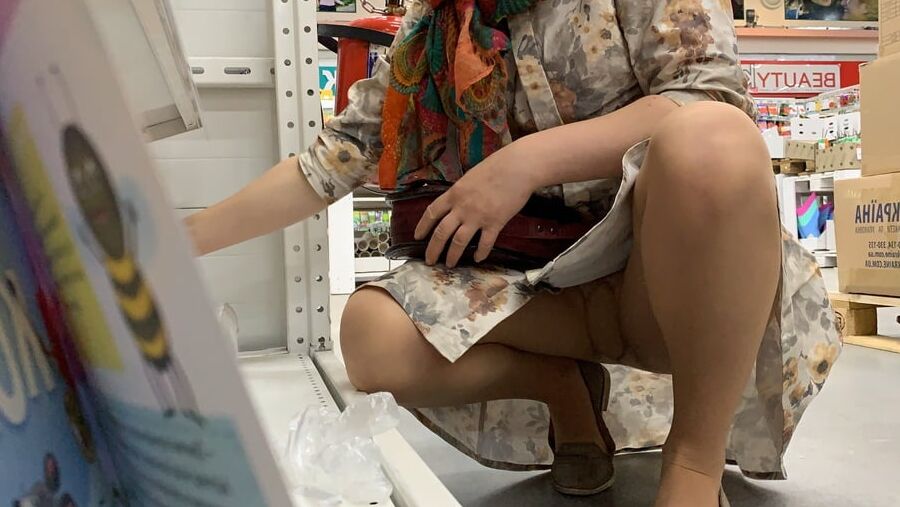 Upskirt in bookmall