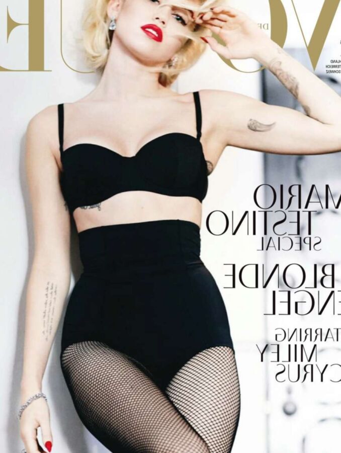 Miley Cyrus touches Katy perry&;s breasts