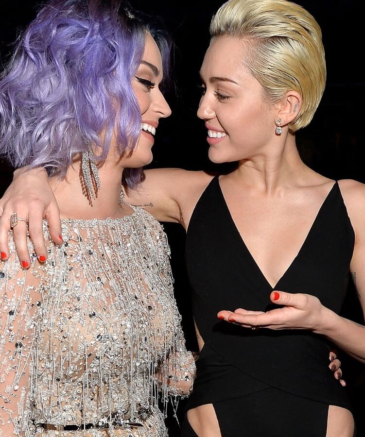 Miley Cyrus touches Katy perry&;s breasts