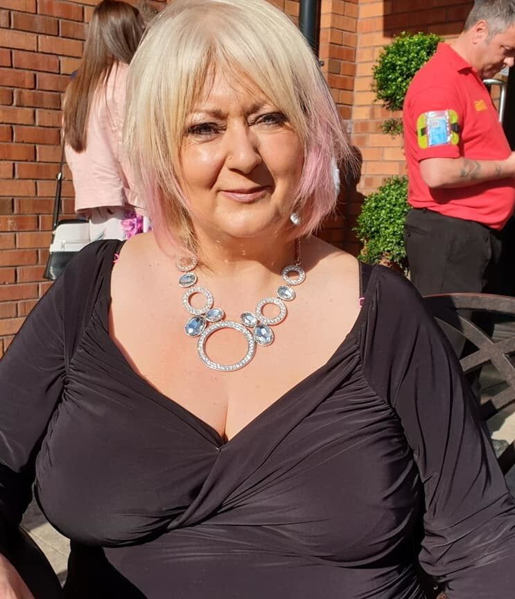 Mature ladies braless cleavage pokies