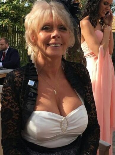 Mature ladies braless cleavage pokies