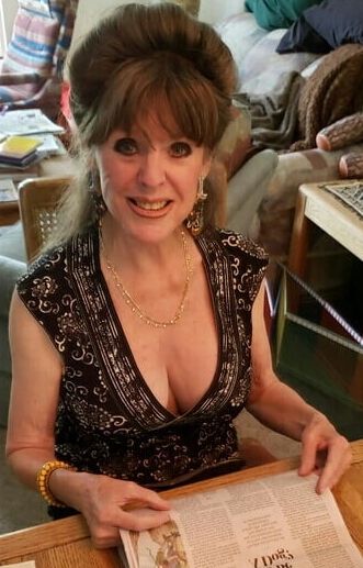 Mature ladies braless cleavage pokies